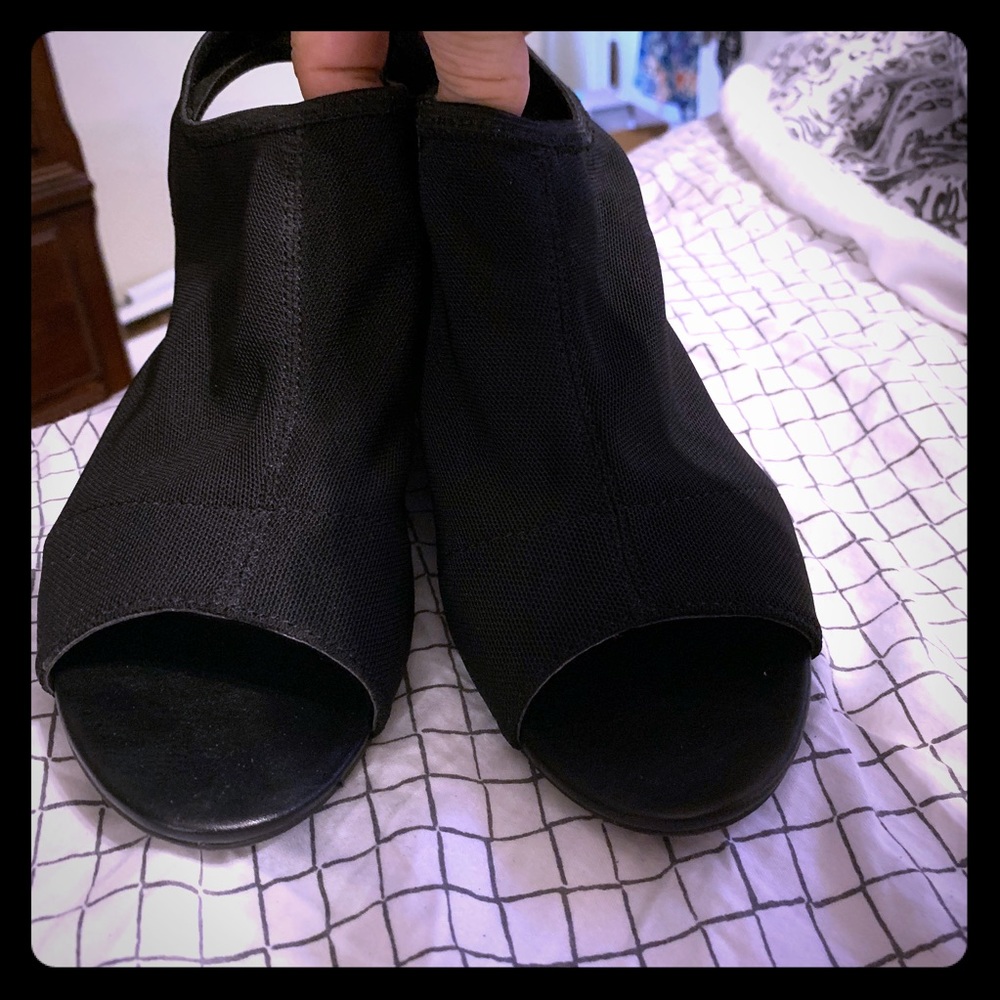 Black ellen Tracy wedges size 9. Brand new